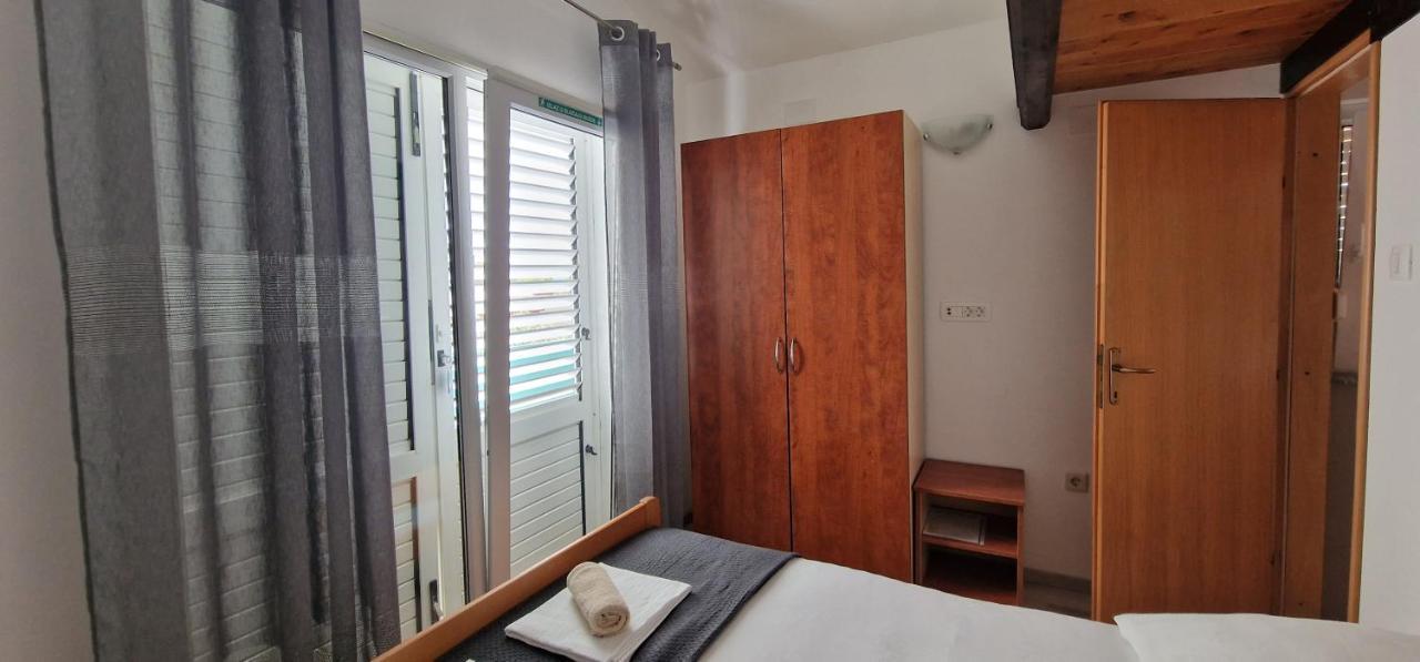 Apartmani Dutkovic Vrboska Ngoại thất bức ảnh